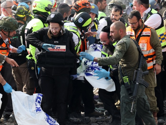 Several killed in Beit Shemesh after Iranian retaliatory airstrike Las fuerzas de rescate transportan una bolsa para cadáveres en una camilla tras un ataque con cohetes iraníes que impactó Beit Shemesh, cerca de Jerusalén, Israel, el 1 de marzo de 2026. La policía israelí confirmó al menos seis muertes como consecuencia del ataque con cohetes iraníes. Irán respondió con ataques contra Israel y en los países del Golfo Pérsico tras los ataques militares conjuntos de Estados Unidos e Israel contra Irán el 28 de febrero de 2028. (Jerusalén) EFE/EPA/ABIR SULTAN