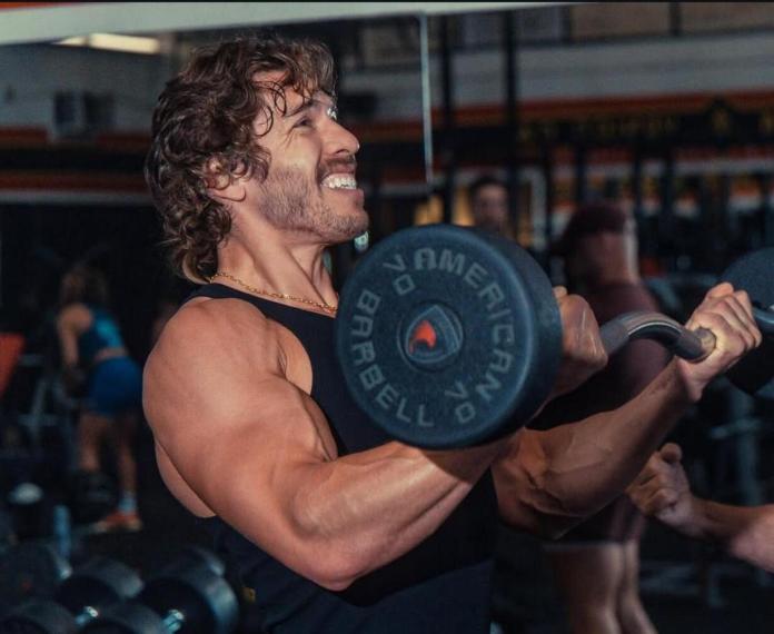 Joseph Baena Joseph Baena, hijo de Arnold Nueve ejercicios y constancia así fue el debut ganador de Joseph Baena.