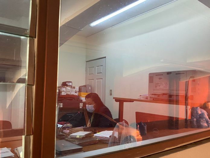 Jueza Ruth Noemi Vásquez y la audiencia a puerta cerrada donde se pretendía que iniciara el juicio en contra de Kevin Malouf por un segundo caso. Foto La Hora: Danny De León