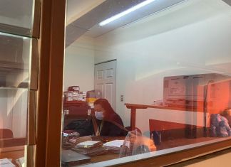 Jueza Ruth Noemi Vásquez y la audiencia a puerta cerrada donde se pretendía que iniciara el juicio en contra de Kevin Malouf por un segundo caso. Foto La Hora: Danny De León