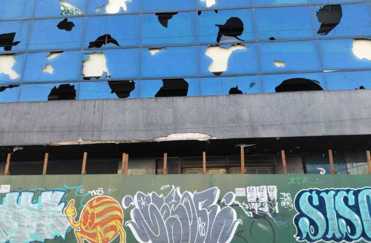 La historia del edificio que prometía ser el más alto y terminó en el abandono tras el cierre de una entidad