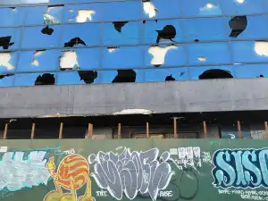 La historia del edificio que prometía ser el más alto y terminó en el abandono tras el cierre de una entidad