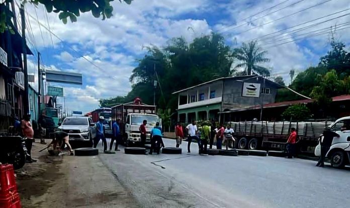 En el kilómetro, en La Ruidosa, Morales, Izabal, se mantiene el cierre de vía de parte de los transportistas que rechazan el alto precio del combustible. Foto: La Hora: Noticias El Amate