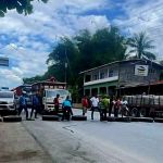 En el kilómetro, en La Ruidosa, Morales, Izabal, se mantiene el cierre de vía de parte de los transportistas que rechazan el alto precio del combustible. Foto: La Hora: Noticias El Amate