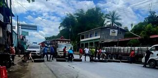 En el kilómetro, en La Ruidosa, Morales, Izabal, se mantiene el cierre de vía de parte de los transportistas que rechazan el alto precio del combustible. Foto: La Hora: Noticias El Amate