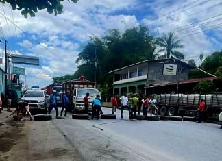 En el kilómetro, en La Ruidosa, Morales, Izabal, se mantiene el cierre de vía de parte de los transportistas que rechazan el alto precio del combustible. Foto: La Hora: Noticias El Amate