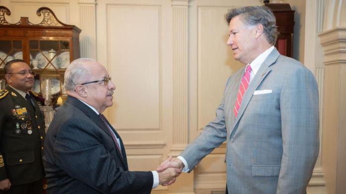 Landau Minex Mindef Carlos Ramiro Martínez se reunió con el Subsecretario de Estado de EE. UU., Christopher Landau, para tratar temas de cooperación en seguridad regional, defensa, migración y comercio. Foto La Hora: Minex