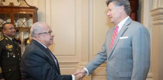 Carlos Ramiro Martínez se reunió con el Subsecretario de Estado de EE. UU., Christopher Landau, para tratar temas de cooperación en seguridad regional, defensa, migración y comercio. Foto La Hora: Minex