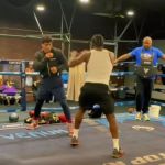 A pocos días de su pelea contra Immanuwel Aleem, Lester Martínez recibe mentoría de Terence "Bud" Crawford. Foto La Hora: captura de pantalla Lester Martínez/FB