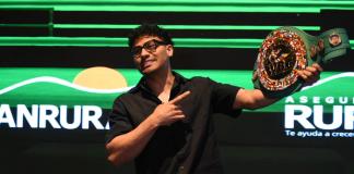 Lester Martínez sosteniendo su título mundial interino supermediano del Consejo Mundial de Boxeo (CMB). Foto La Hora: Jose Orozco