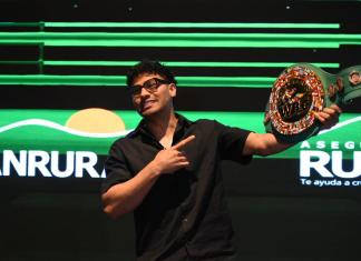 Lester Martínez sosteniendo su título mundial interino supermediano del Consejo Mundial de Boxeo (CMB). Foto La Hora: Jose Orozco