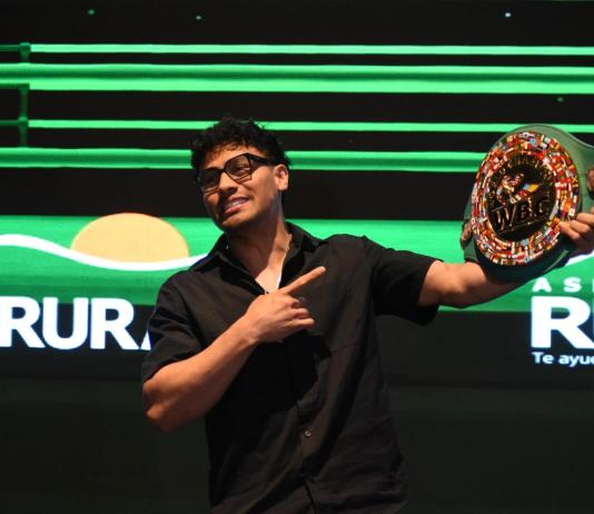 Lester Martínez sosteniendo su título mundial interino supermediano del Consejo Mundial de Boxeo (CMB). Foto La Hora: Jose Orozco