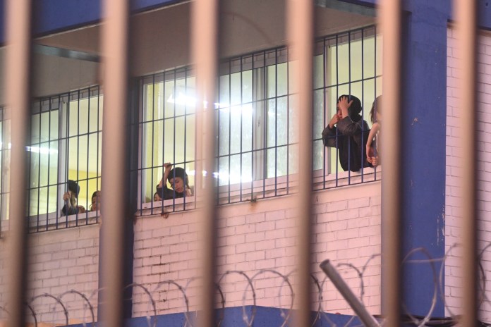 Los niños y adolescentes permanecieron bajo resguardo en el centro Alida España mientras las autoridades definían su custodia.