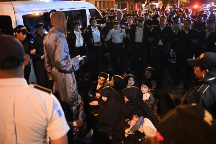 Niños, adolescentes y algunas mujeres adultas de la secta ultraortodoxa Lev Tahor, albergados en la Casa Nuestras Raíces, en el centro de educación especial Álida España de Arana, en la zona 1 capitalina, agredieron a personal de la Secretaría de Bienestar Social (SBS) y de la Policía Nacional Civil (PNC) la noche del miércoles.