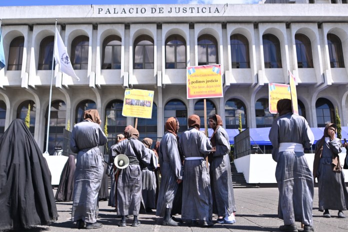 Los hombres y mujeres de la secta Lev Tahor se oponían a que los niños fueran rescatados. Foto La Hora: Archivo.