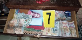 Dinero en efectivo localizado tras allanamiento en punto de venta de droga. Foto La Hora: MP