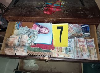 Dinero en efectivo localizado tras allanamiento en punto de venta de droga. Foto La Hora: MP