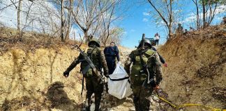 El cuerpo de la víctima fue trasladada a la morgue del Inacif de Zacapa. Foto La Hora: Ejército de Guatemala