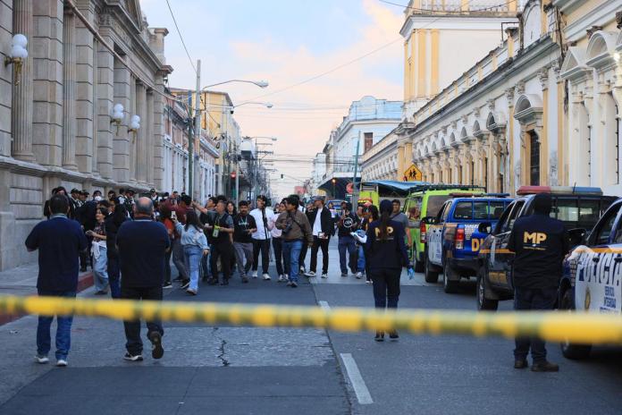 Un operativo del Ministerio Público (MP) se desarrolla en los alrededores del Congreso de la República. Foto La Hora: Daníel Ramírez.