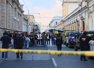 Un operativo del Ministerio Público (MP) se desarrolla en los alrededores del Congreso de la República. Foto La Hora: Daníel Ramírez.