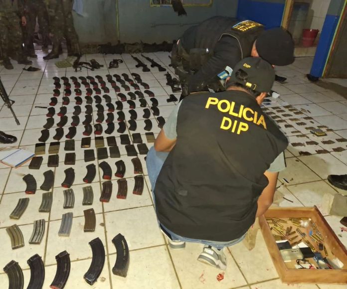 El MP informó que aparentemente el auxiliar fiscal pretendía ingresar a los allanamientos que se ejecutaban. Foto La Hora: PNC