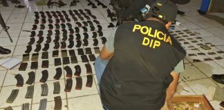 El MP informó que aparentemente el auxiliar fiscal pretendía ingresar a los allanamientos que se ejecutaban. Foto La Hora: PNC