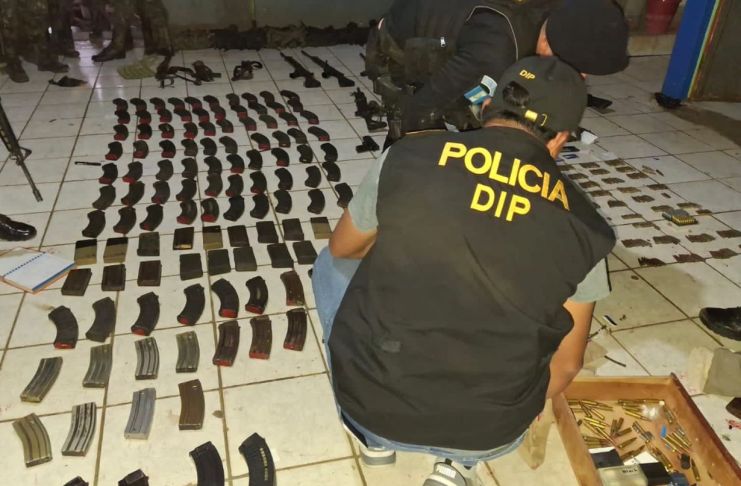 El MP informó que aparentemente el auxiliar fiscal pretendía ingresar a los allanamientos que se ejecutaban. Foto La Hora: PNC