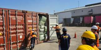 Allanamientos por denuncias de mercancía presuntamente falsificada . Foto La Hora: MP.