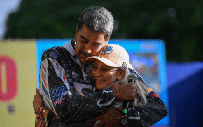 El presidente derrocado de Venezuela Nicolás Maduro y su esposa, la diputada Cilia Flores, llamaron a la paz y a la unión nacional.