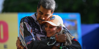 El presidente derrocado de Venezuela Nicolás Maduro y su esposa, la diputada Cilia Flores, llamaron a la paz y a la unión nacional.