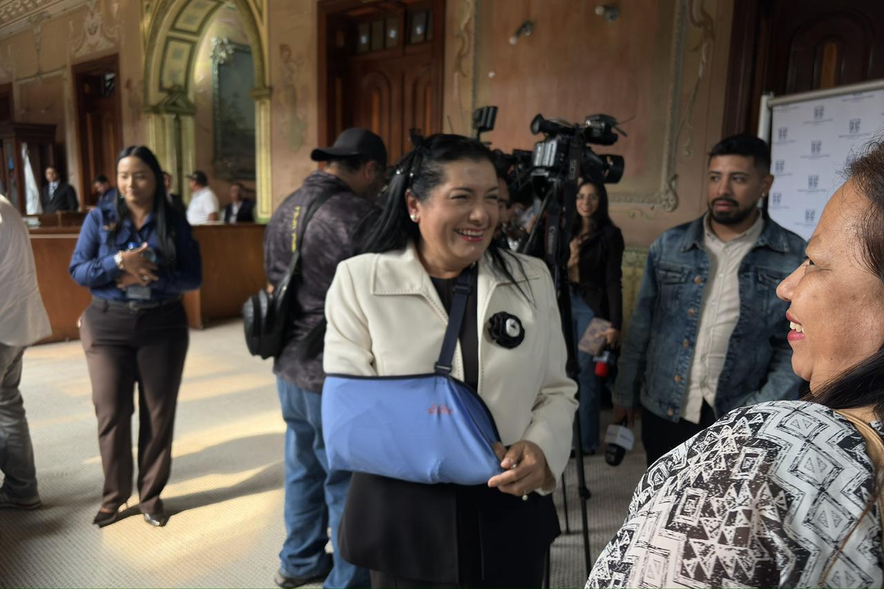 Magistrada saliente del Tribunal Supremo Electoral, Blanca Alfaro, ingresa con cabestrillo a raíz de una caída. 