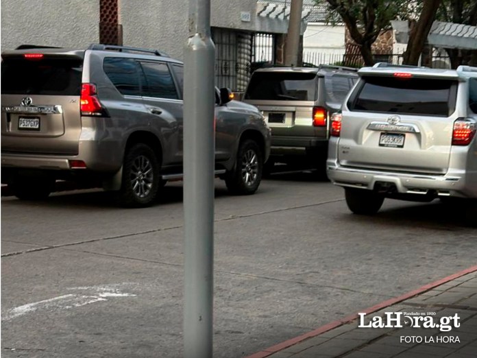 Vehículos en reunión en un edificio de oficinas medicas de la zona 10 capitalina. Foto: La Hora.