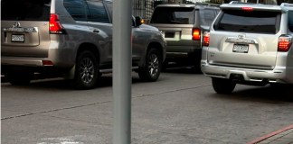 Vehículos en reunión en un edificio de oficinas medicas de la zona 10 capitalina. Foto: La Hora.