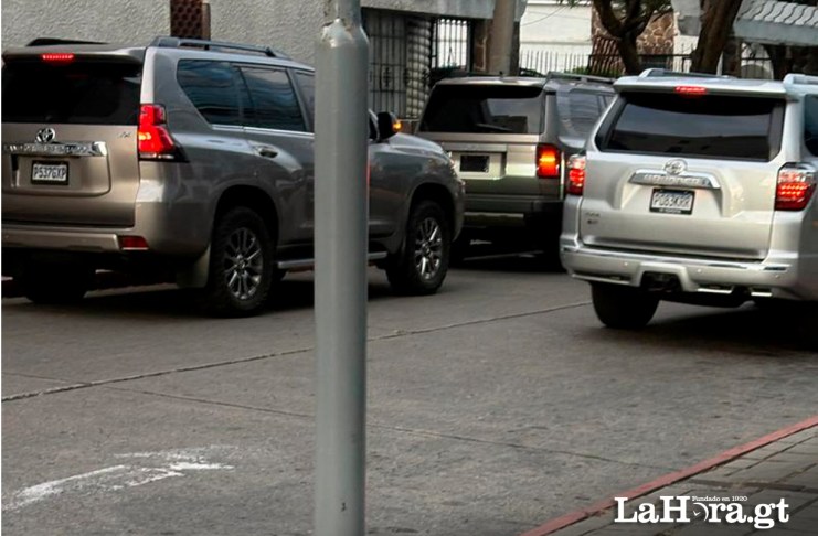 Vehículos en reunión en un edificio de oficinas medicas de la zona 10 capitalina. Foto: La Hora.