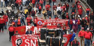Salubristas manifiestan en la capital y realizan 11 bloqueos en el país pese a rechazo de lideres sindicales.