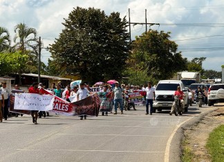 Manifestación de vecinos de Morales, Izabal, por la construcción de cárcel de maxima seguridad. Foto La Hora: Cablevisión del Norte