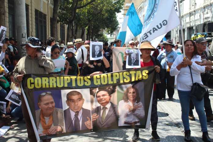 Una manifestación se desarrolla en paralelo a la plenaria del Congreso. Exigen no reelegir a ningún magistrado actual de la CC. Foto La Hora: Kenneth Jordán.