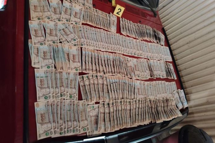Dinero en efectivo localizado en allanamiento por narcomenudeo en Sololá. Foto La Hora: PNC