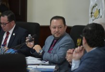 El Minsiterio Público desestimó una denuncia que le diputado José Chic interpuso contra el rector Walter Mazariegos y el juzgado aplazó cuatro meses la audiencia para concoer oposición. Foto La Hora: José Orozco