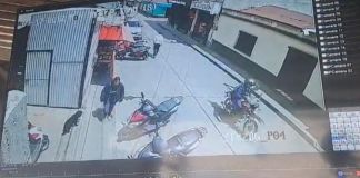Cámara de seguridad que captó el momento de un robo realizado por una menor de edad. Foto La Hora: PNC