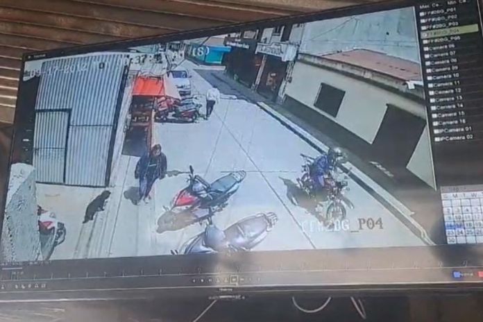 Menor remitida por robo en Quetzaltenango Cámara de seguridad que captó el momento de un robo realizado por una menor de edad. Foto La Hora: PNC