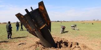 Los restos de un misil iraní cayeron este miércoles 4 de marzo en la aldea Qazaljo, en las afueras de Qamishli, al noreste de Siria.