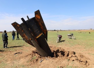 Los restos de un misil iraní cayeron este miércoles 4 de marzo en la aldea Qazaljo, en las afueras de Qamishli, al noreste de Siria.