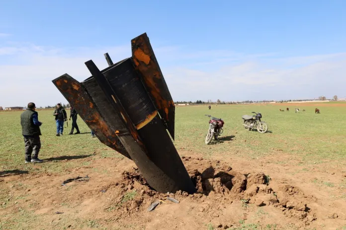 Misil Siria Los restos de un misil iraní cayeron este miércoles 4 de marzo en la aldea Qazaljo, en las afueras de Qamishli, al noreste de Siria.