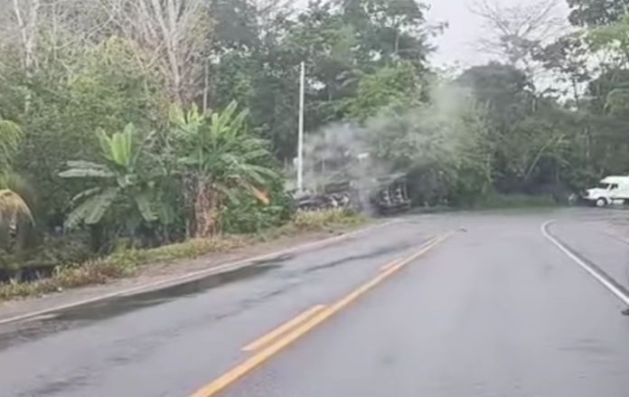 Medios locales señalan que el material que trasladaba el tráiler es ácido muriático. Por el percance el paso ha sido cerrado en el km. 248 de la ruta al Atlántico. Foto La Hora: captura de pantalla Provial