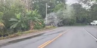 Medios locales señalan que el material que trasladaba el tráiler es ácido muriático. Por el percance el paso ha sido cerrado en el km. 248 de la ruta al Atlántico. Foto La Hora: captura de pantalla Provial