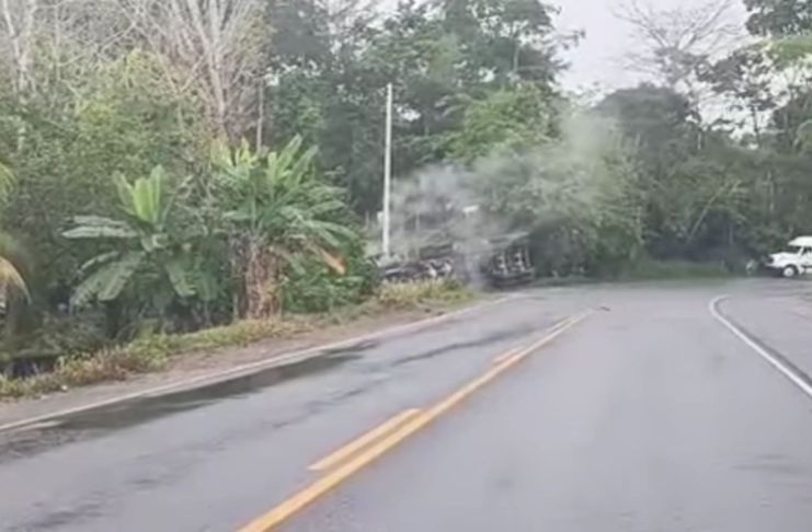 Medios locales señalan que el material que trasladaba el tráiler es ácido muriático. Por el percance el paso ha sido cerrado en el km. 248 de la ruta al Atlántico. Foto La Hora: captura de pantalla Provial