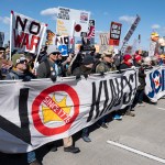 Las personas sostienen carteles y pancartas mientras participan en la marcha 'No Kings' (No reyes) en Washington.