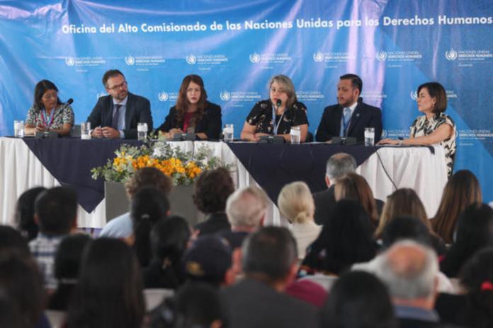 De izquierda a derecha los integrantes de la Oficina del Alto Comisionado de las Naciones Unidas para los Derechos Humanos (Oacnudh), Miriam Chavajay, Vicent Simon, Viviana de la Peña, Mary Biz, José González y Gabriela Tuch, participan en la presentación del informe anual divulgado por la entidad sobre 2025 este miércoles, en Ciudad de Guatemala (Guatemala). La Oacnudh denunció el uso del derecho penal para perseguir a operadores de justicia y la persistencia de una impunidad estructural que frena el Estado de derecho en Guatemala. EFE/ Mariano Macz
