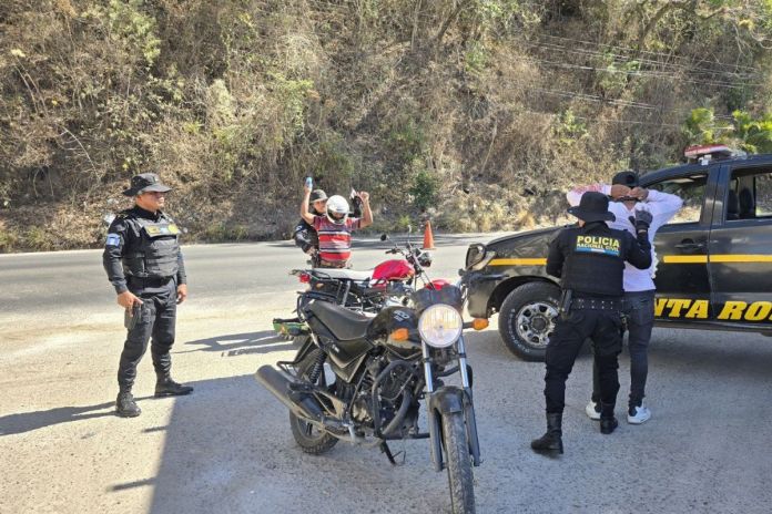 Operativo de verificación de motocicletas realizando en Santa Rosa. Foto La Hora: PNC